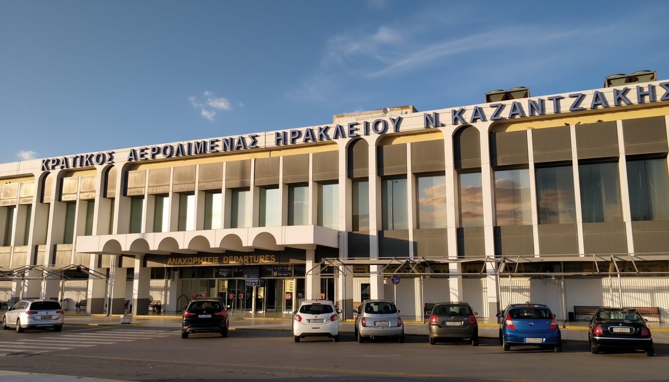 Vue aérienne de l'Aéroport Héraklion et de ses parkings